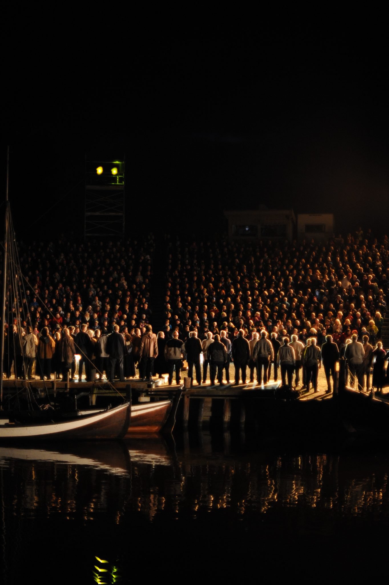 Publikum med lys i amfiet under Den siste viking